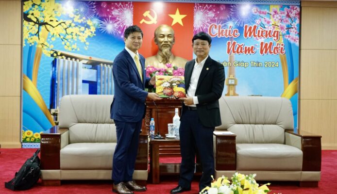 Ông Võ Văn Minh – Chủ tịch UBND Tỉnh Bình Dương (bên trái) trao quà lưu niệm cho Ông Minoru Momota – Chủ tịch Quỹ đầu tư Mercuria Việt Nam (bên phải)