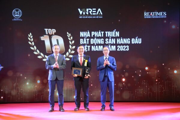 Tổng Giám đốc Tập đoàn Bcons – Ông Ngô Lưu Bình nhận cúp và chứng nhận “Top 10 nhà phát triển Bất động sản hàng đầu Việt Nam 2023”